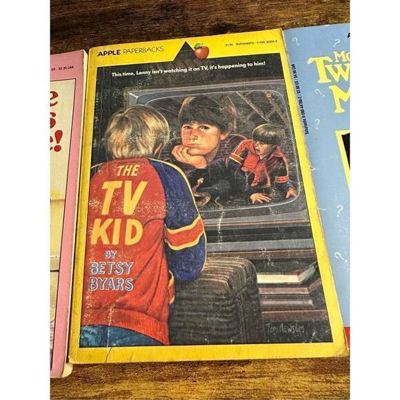 Vintage APPLE PAPERBACK 3 Book Lot DeDe Takes Charge, The TV Kids and Mysteries - Picture 3 of 11